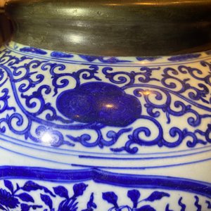 Een Chinese blauw-witte 'draken' pot met metalen montuur, Jiajing — foto 8