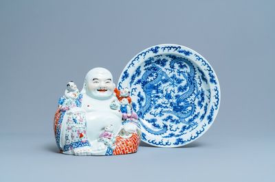 Een Chinese blauw-witte 'draken' schotel en een famille rose figuur van Boeddha, 19e eeuw