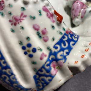 Een Chinese blauw-witte 'draken' schotel en een famille rose figuur van Boeddha, 19e eeuw — foto 11