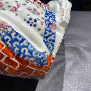 Een Chinese blauw-witte 'draken' schotel en een famille rose figuur van Boeddha, 19e eeuw — foto 12