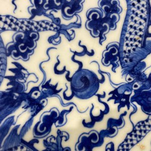 Een Chinese blauw-witte 'draken' schotel en een famille rose figuur van Boeddha, 19e eeuw — foto 15