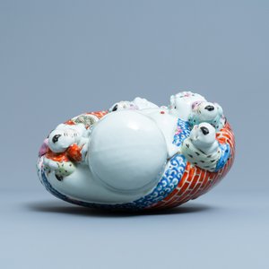 Een Chinese blauw-witte 'draken' schotel en een famille rose figuur van Boeddha, 19e eeuw — foto 9