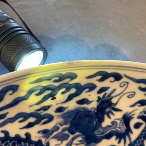 Een Chinese blauw-witte 'draken' schotel, Kangxi merk en periode — foto 6