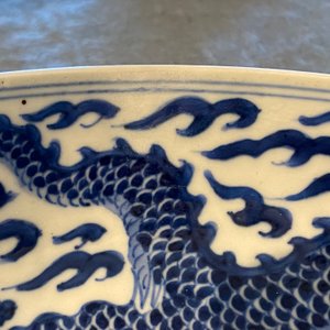 Een Chinese blauw-witte 'draken' schotel, Kangxi merk en periode — foto 8