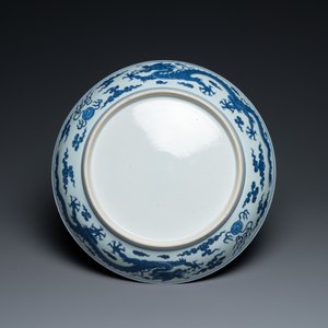 Een Chinese blauw-witte 'draken' schotel, Qianlong — foto 2