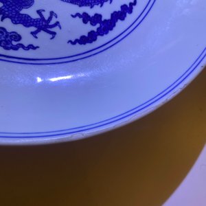 Een Chinese blauw-witte 'draken' schotel, Qianlong — foto 5