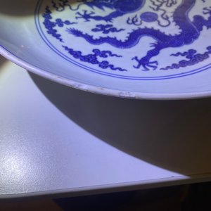 Een Chinese blauw-witte 'draken' schotel, Qianlong — foto 7