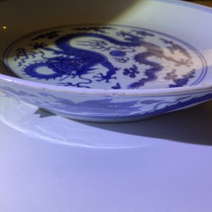 Een Chinese blauw-witte 'draken' schotel, Qianlong — foto 8