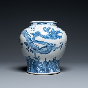 Een Chinese blauw-witte 'draken' vaas, 19e eeuw — foto 1
