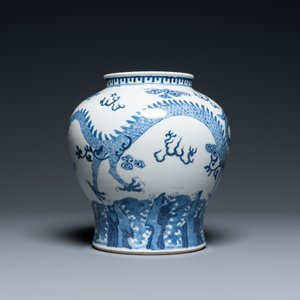 Een Chinese blauw-witte 'draken' vaas, 19e eeuw — foto 2