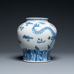 Een Chinese blauw-witte 'draken' vaas, 19e eeuw — foto 3