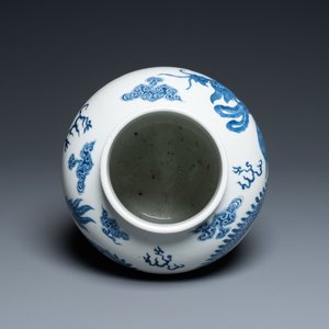 Een Chinese blauw-witte 'draken' vaas, 19e eeuw — foto 6