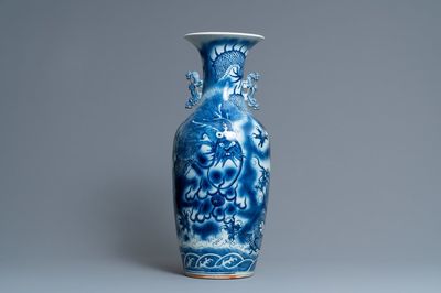 Een Chinese blauw-witte 'draken' vaas, 19e eeuw
