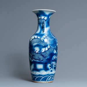 Een Chinese blauw-witte 'draken' vaas, 19e eeuw — foto 2