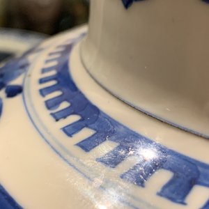 Een Chinese blauw-witte 'draken' vaas met houten deksel en voet, Kangxi — foto 17