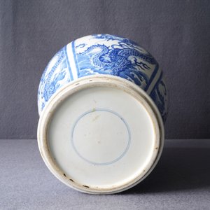 Een Chinese blauw-witte 'draken' vaas met houten deksel en voet, Kangxi — foto 24