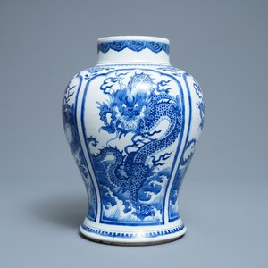 Een Chinese blauw-witte 'draken' vaas met houten deksel en voet, Kangxi — foto 3