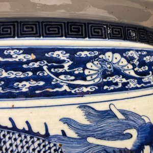 Een Chinese blauw-witte 'draken' viskom, Qianlong/Jiaqing — foto 14