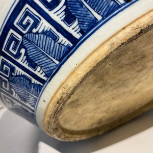 Een Chinese blauw-witte 'draken' viskom, Qianlong/Jiaqing — foto 16