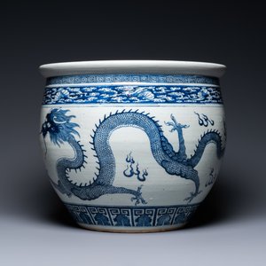 Een Chinese blauw-witte 'draken' viskom, Qianlong/Jiaqing — foto 5