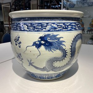 Een Chinese blauw-witte 'draken' viskom, Qianlong/Jiaqing — foto 9