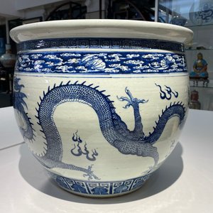 Een Chinese blauw-witte 'draken' viskom, Qianlong/Jiaqing — foto 10