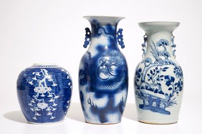 Een Chinese blauw-witte drakenvaas, een florale vaas en een gemberpot, 19e eeuw