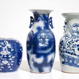 Een Chinese blauw-witte drakenvaas, een florale vaas en een gemberpot, 19e eeuw — foto 1