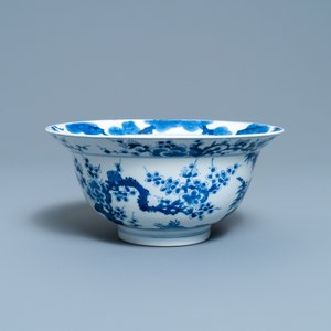 Een Chinese blauw-witte 'Drie vrienden van de winter' kom, Kangxi merk en periode — foto 1