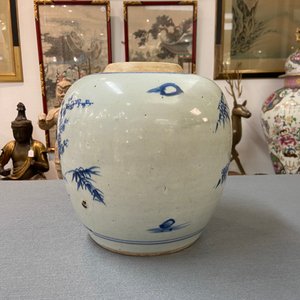 Een Chinese blauw-witte 'Drie vrienden van de winter' pot, Kangxi — foto 12