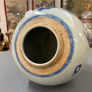 Een Chinese blauw-witte 'Drie vrienden van de winter' pot, Kangxi — foto 13