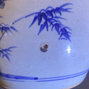 Een Chinese blauw-witte 'Drie vrienden van de winter' pot, Kangxi — foto 18