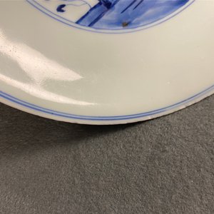 Een Chinese blauw-witte 'Drie vrienden van de winter' schotel, Xuande mark, Kangxi — foto 13