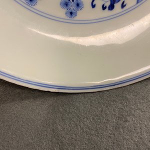 Een Chinese blauw-witte 'Drie vrienden van de winter' schotel, Xuande mark, Kangxi — foto 14