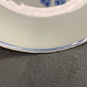 Een Chinese blauw-witte 'Drie vrienden van de winter' schotel, Xuande mark, Kangxi — foto 15