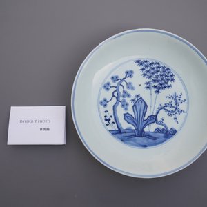 Een Chinese blauw-witte 'Drie vrienden van de winter' schotel, Xuande mark, Kangxi — foto 3