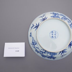 Een Chinese blauw-witte 'Drie vrienden van de winter' schotel, Xuande mark, Kangxi — foto 4