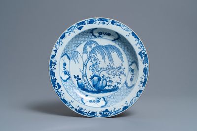 Een Chinese blauw-witte 'Drie vrienden van de winter' schotel, Yongzheng/Qianlong