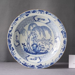 Een Chinese blauw-witte 'Drie vrienden van de winter' schotel, Yongzheng/Qianlong — foto 3