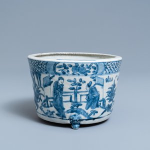 Een Chinese blauw-witte driepotige Swatow wierookbrander, Ming — foto 1