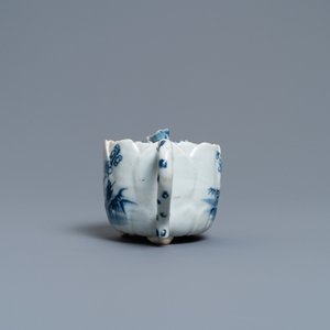 Een Chinese blauw-witte driepotige theepot in lotusvorm, Kangxi — foto 3
