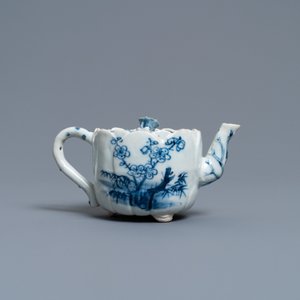 Een Chinese blauw-witte driepotige theepot in lotusvorm, Kangxi — foto 4