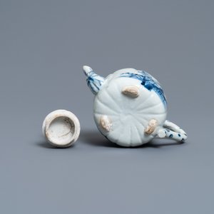 Een Chinese blauw-witte driepotige theepot in lotusvorm, Kangxi — foto 7