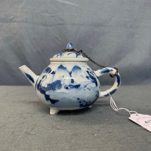 Een Chinese blauw-witte driepotige theepot met figuren in een landschap, Kangxi — foto 11