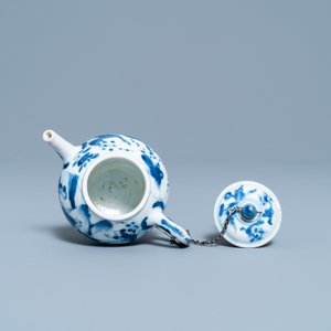 Een Chinese blauw-witte driepotige theepot met figuren in een landschap, Kangxi — foto 6