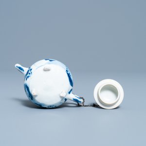 Een Chinese blauw-witte driepotige theepot met figuren in een landschap, Kangxi — foto 7