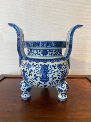 Een Chinese blauw-witte driepotige wierookbrander, Daoguang merk en periode — foto 1