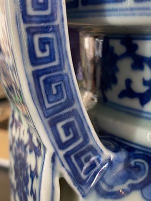 Een Chinese blauw-witte driepotige wierookbrander, Daoguang merk en periode — foto 19
