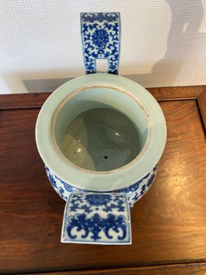 Een Chinese blauw-witte driepotige wierookbrander, Daoguang merk en periode — foto 5