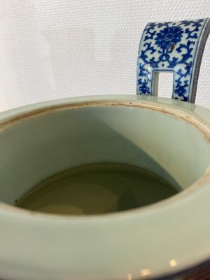 Een Chinese blauw-witte driepotige wierookbrander, Daoguang merk en periode — foto 6